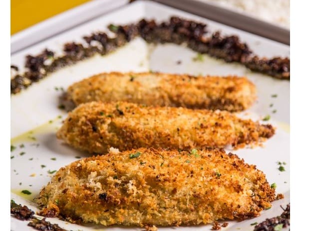 Filet de Tilápia com crosta de pão de alho, pesto de rúcula e cebola caramelada picada. Acompanha purê de mandioquinha e arroz branco.
