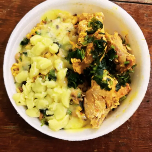 Marmita deliciosa de Baião de II com acompanhamento galinha caipira ao molho. ( arroz parboilizado, feijão de corda, vinagrete e queijo mexido todos juntos). Marmita indicada para 1 pessoa.