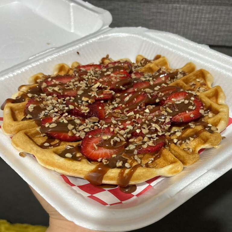 WAFFLE FRESA CON CAJETA Y NUEZ