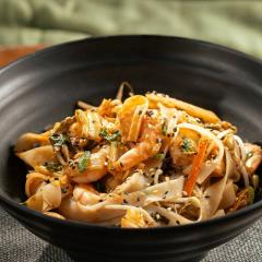 Um clássico da comida de rua Chinesa.  Massa de arroz, cenoura, acelga fermentada (kimchi), broto de feijão, molho xangai, cebolinha, gergelim.