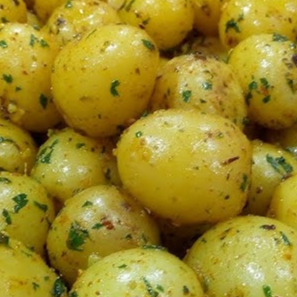 Batata bolinha ao molho a base de alho, feito na churrasqueira