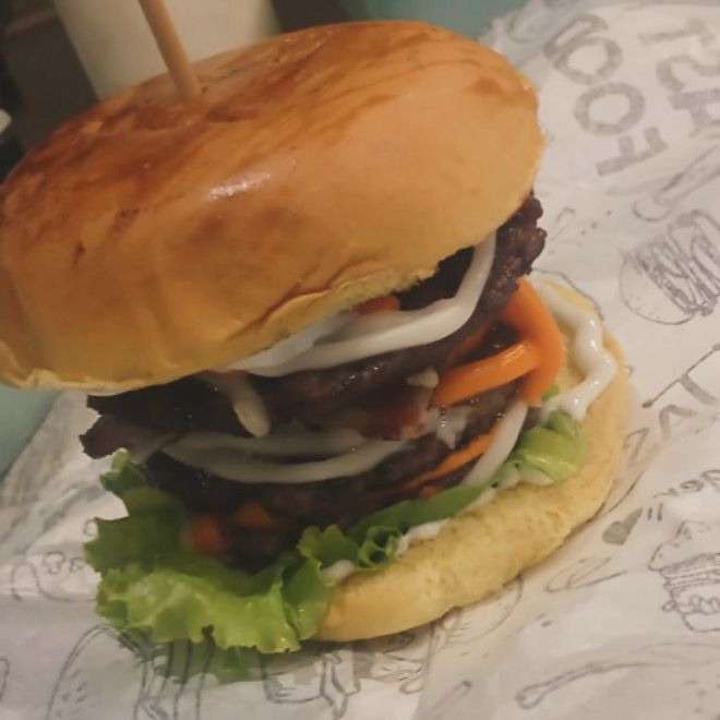 PÃO BRIOCHE,(02) CARNES, MOLHO DA CASA, BACON, CATUPIRY, CHEDDAR, ALFACE, TOMATE