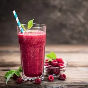 JUGO FRUTOS ROJOS EN AGUA