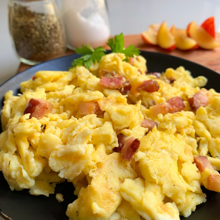 Huevos revueltos con tocino
