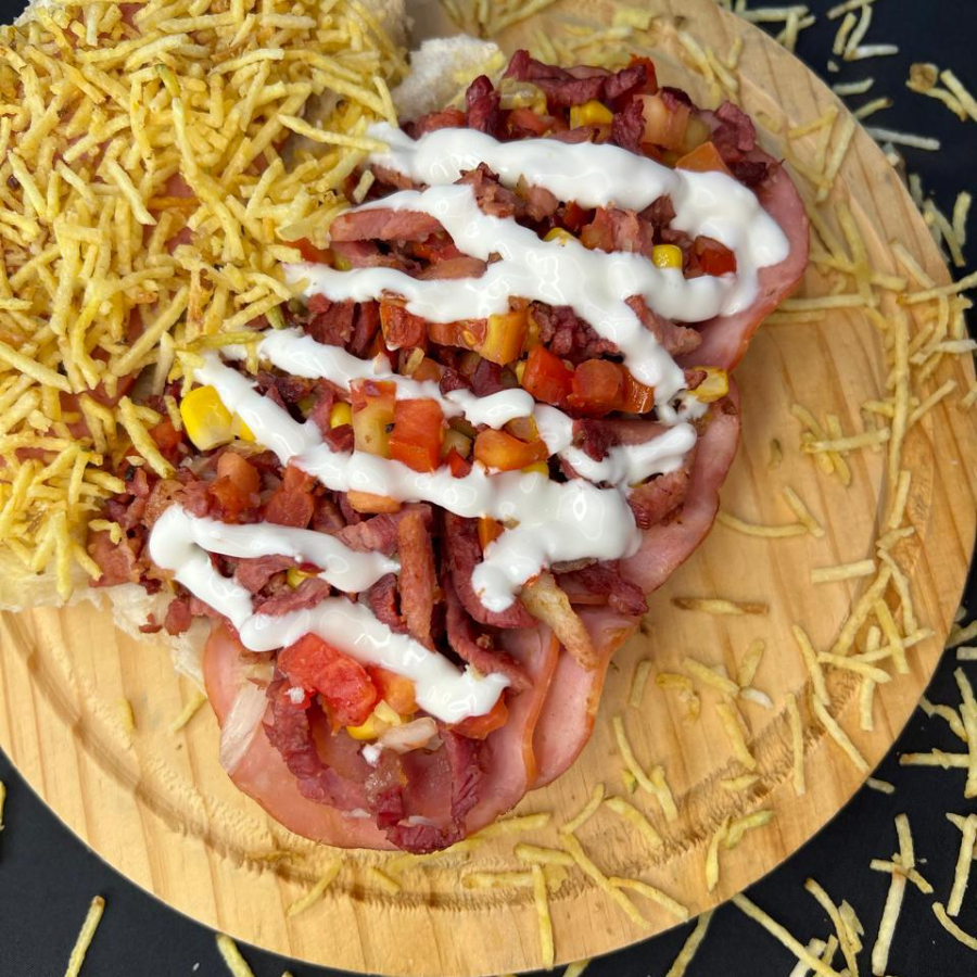 Vina, lombinho defumado e bacon, cebola, milho, tomate, maionese, ketchup e batata palha.