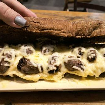 Um delicioso sanduiche feito no pao australiano com molho de alho especial da casa, coracao na chapa e mussarela gratinada, essa combinacao nao poseria ser melhor, ne? Pode trocar o molho de alho por barbecue se quiser, so colocar nas observacoes.