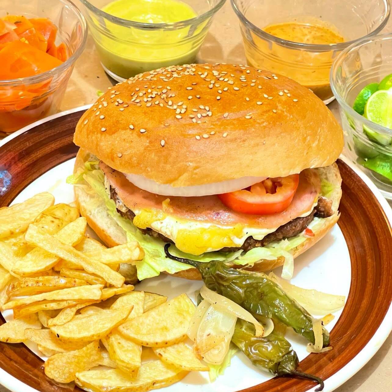 Hamburguesa Res con Papas.