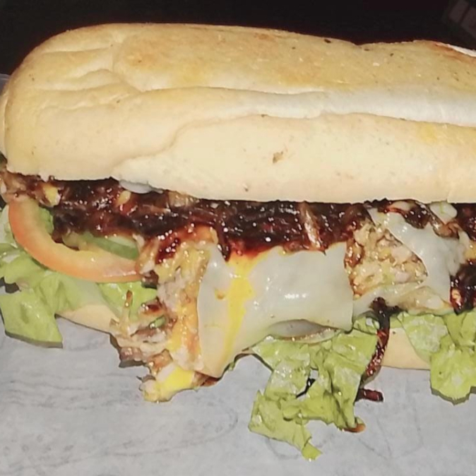 pão baguete 15 cm, costela, cebola caramelizada, queijo mussarela, molho da casa, salada e batata palha