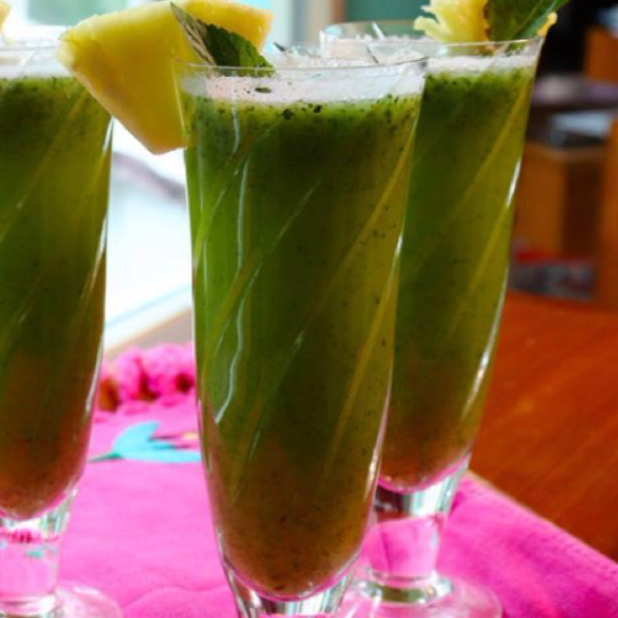 Agua Piña con Alfalfa
