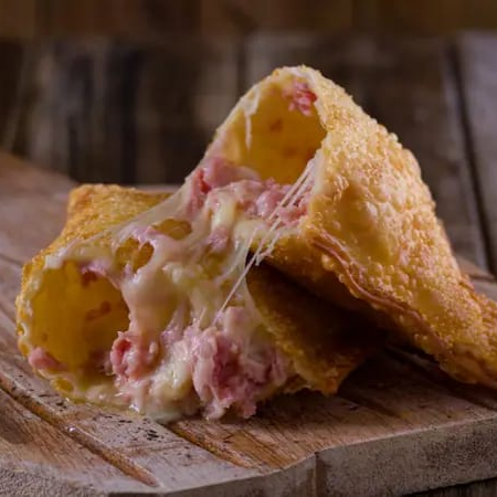 Queijo mussarela e presunto, dentro de uma massa crocante. O clássico que todo mundo ama!