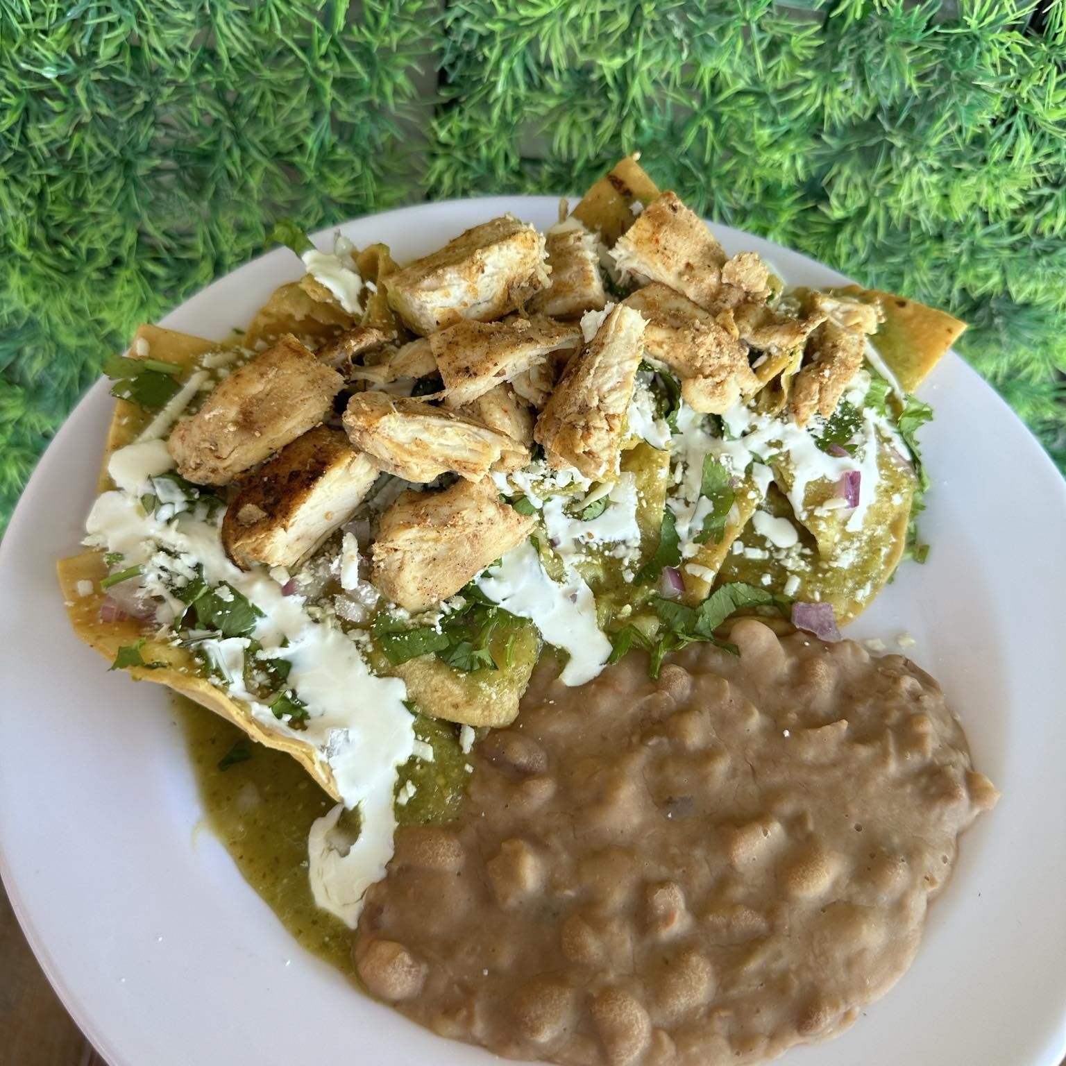 Chilaquiles Rojos, Verdes o Divorciados con Pollo