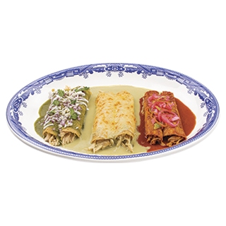 Platón de enchiladas mexicanas en salsa verde