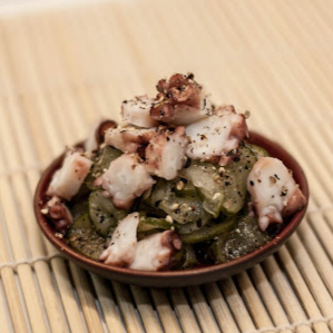 Aprecie o polvo com pepino e gergelim, uma combinação única que destaca o sabor suave e a textura do polvo.