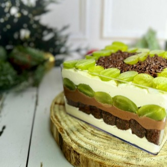 Delicioso mousse de chocolate, mousse de ninho, uvas frescas sem caroço e pedaços de brownie. Peso aproximado: 1.250kg