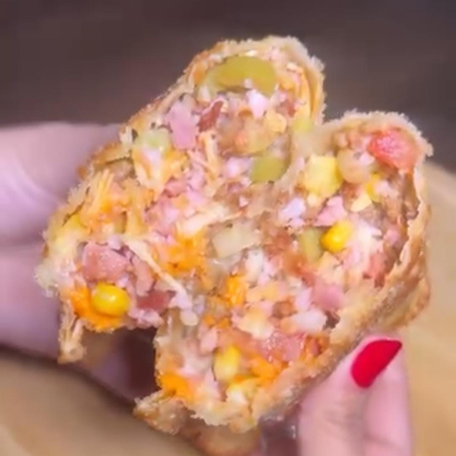 Pastel Explosao de Sabores, com tudo dentro, itens Carne Moida, Calabresa, Frango, queijo mussarela, azeitona,tomate, ervilha, milho, oregano, ovo de codorna, cebola, presunto,cheddar.