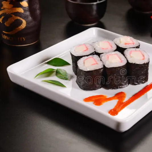 O arroz é envolvido no Nori que vai por fora do Recheio de Kani com cream cheese vão 10 unidades . Acompanha os Molhos!!