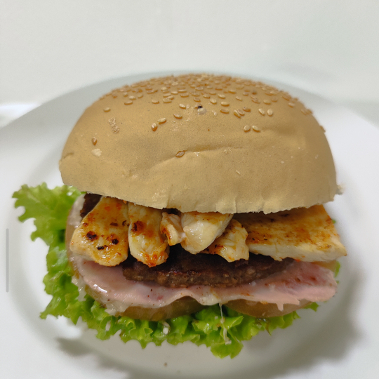 Experimente o melhor X frango da cidade, acompanhando com uma coca 220 ml para completar seu lanche, peça e aproveite.