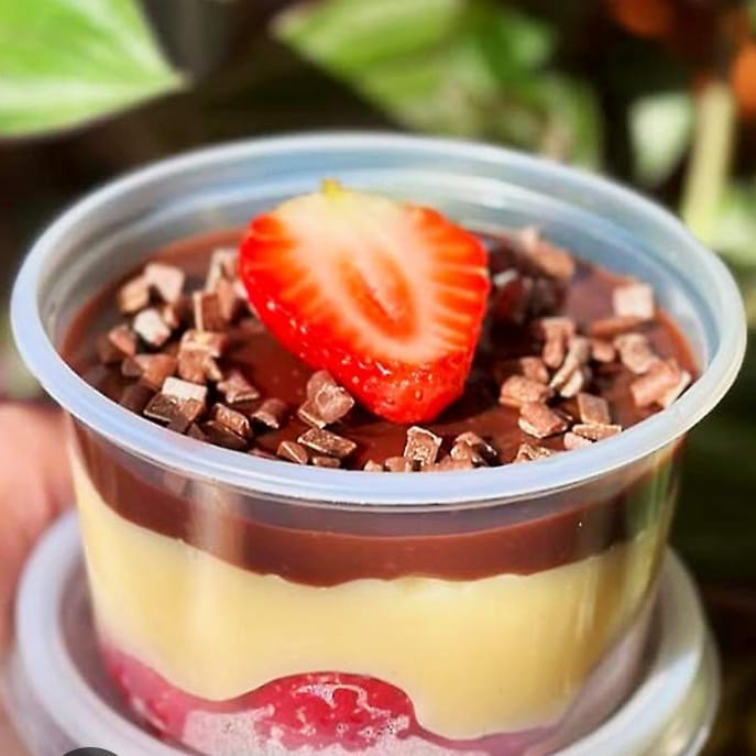 Mini bombom irresistível feito com morango fresco, envolvido em brigadeiro suave e cobertura de chocolate. Perfeito para adoçar seu dia.