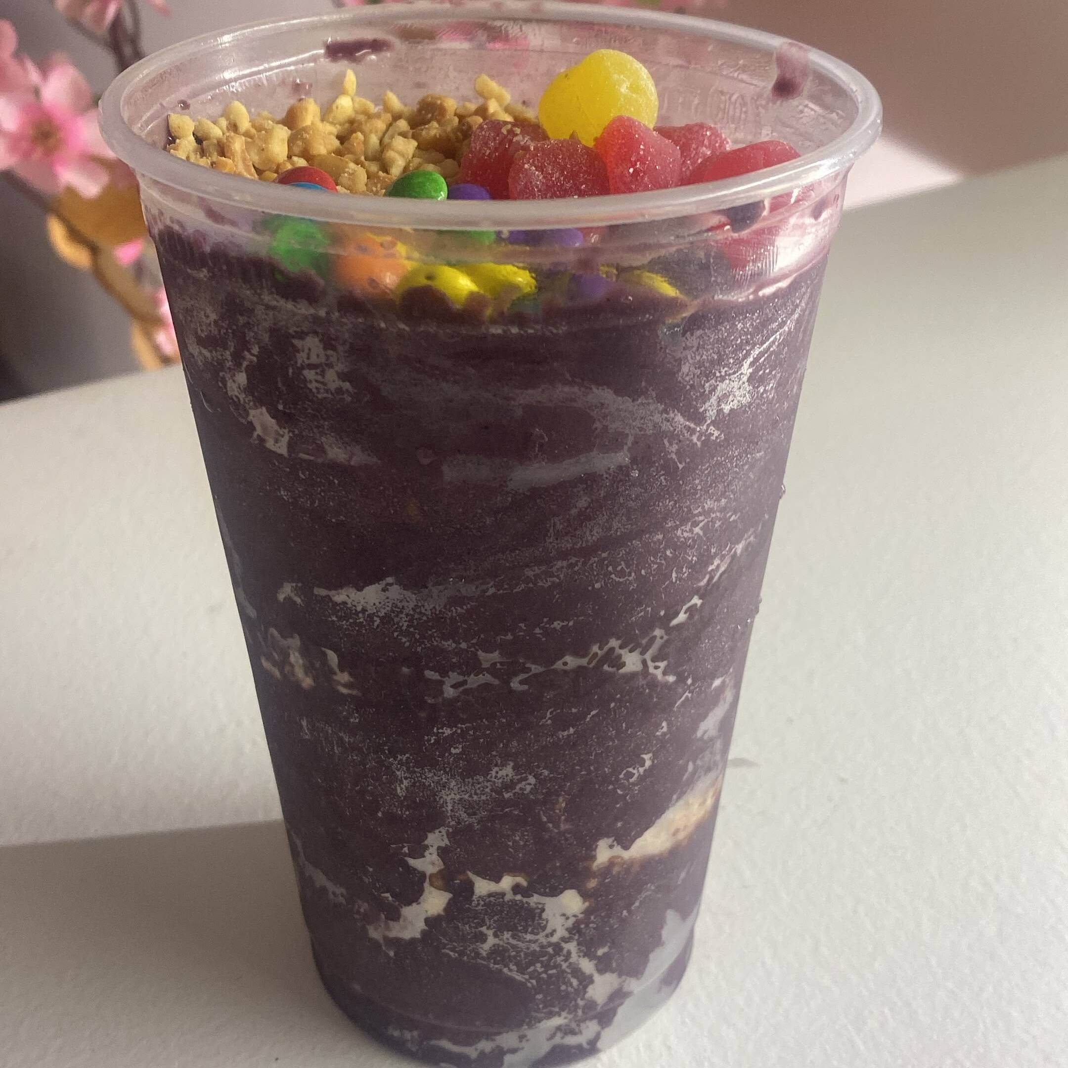 Calda de chocolate, Leite Ninho, paçoca e jujuba.