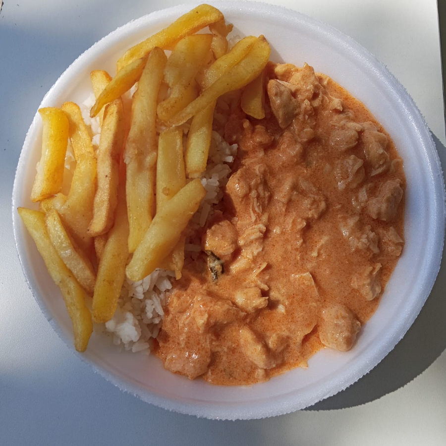 Strogonoff de Frango – peito de frango selecionado, cortado em cubos macios e preparado no cremoso molho à base de creme de leite e temperos especiais. Acompanha batata frita crocante e dourada, além de arroz branco soltinho para completar a experiência.