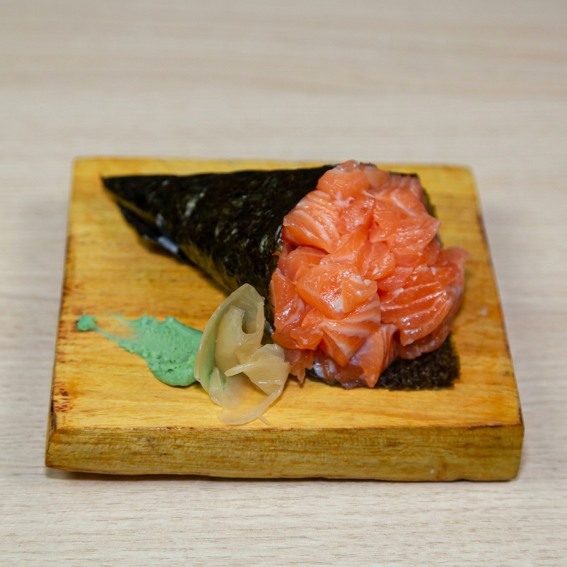 Salmão cru recheado com cream cheese, cebolinha, arroz e nori