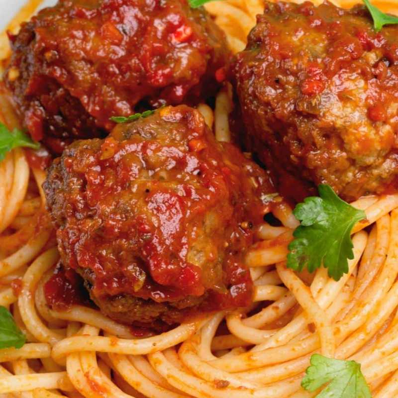 Delicioso espaguete ao molho de tomate caseiro, servido com suculentas almôndegas temperada e finalizado com queijo parmesão ralado na hora.