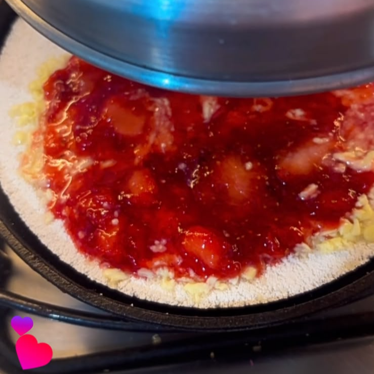 Tapioca com goma macia recheada com chocolate branco e geleia caseira de morango