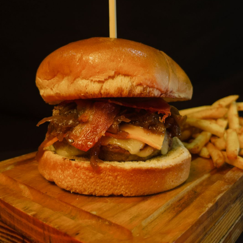 CARNE ANGUS + MOLHO DA CASA + MUÇARELA + CHEDDAR + BACON + CEBOLA CARAMELIZADA