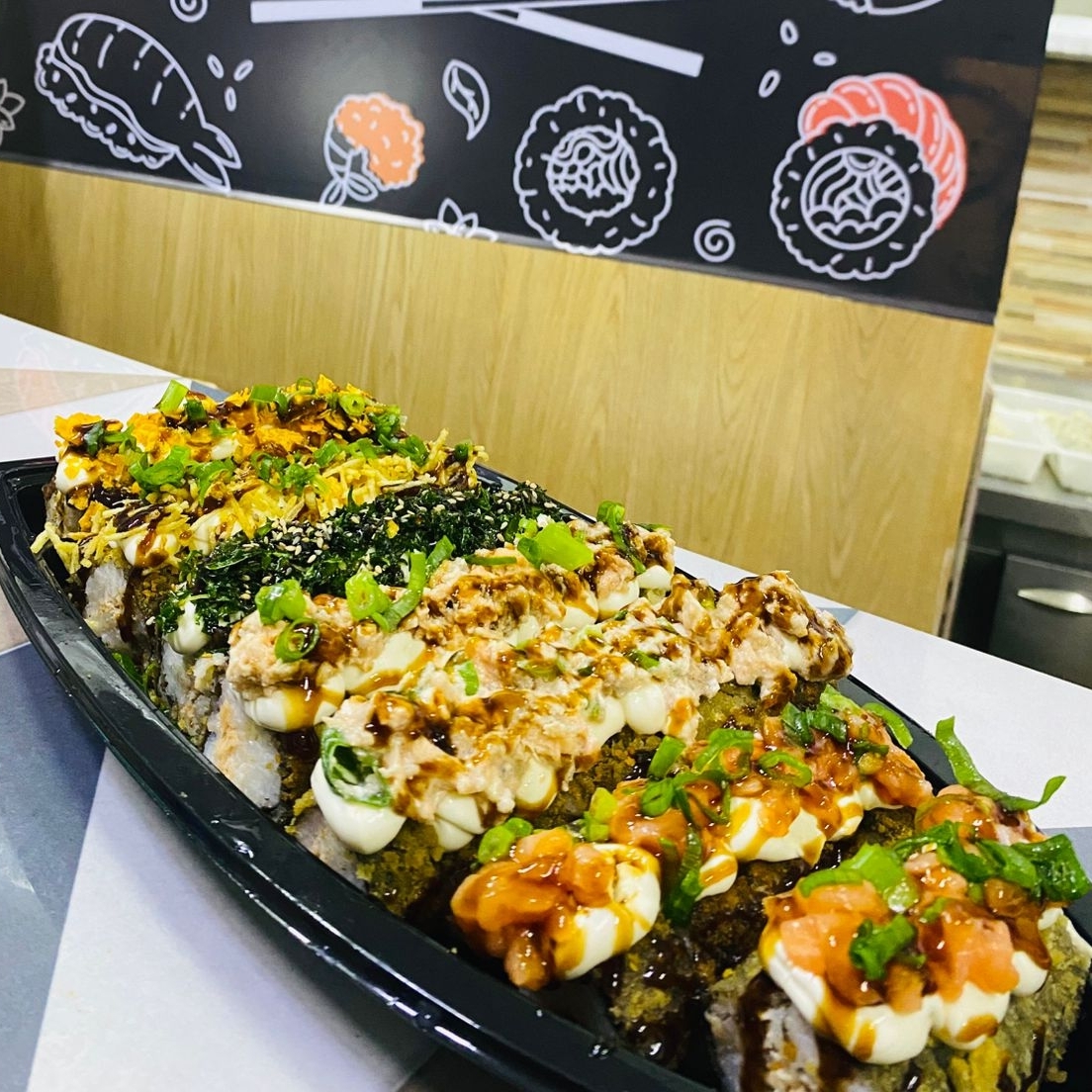 Delicie-se com nosso irresistível combo de 40 hotrolls mistos, recheados com doritos crocante, couve crispy, batata palha e irresistíveis salmões cru e grelhado. Completo com 3 molhos shoyo, 3 molhos tarê e 2 hashi. Uma experiência única em cada mordida!