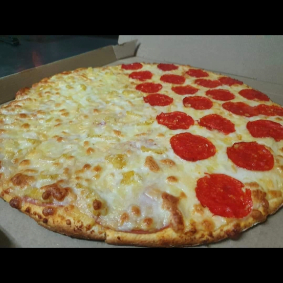 Pizza mitad peperoni mitad queso