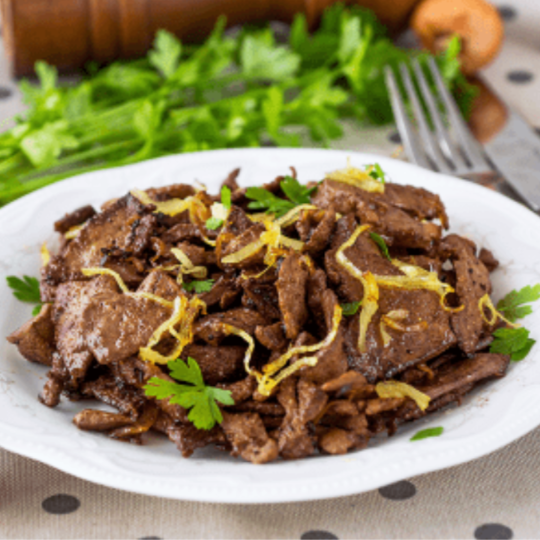 Tiras de carne macias e bem douradas, salteadas com cebola para realçar o sabor, formando um prato simples, saboroso e muito bem servido. Acompanha arroz, feijão, farofa, molho e salada