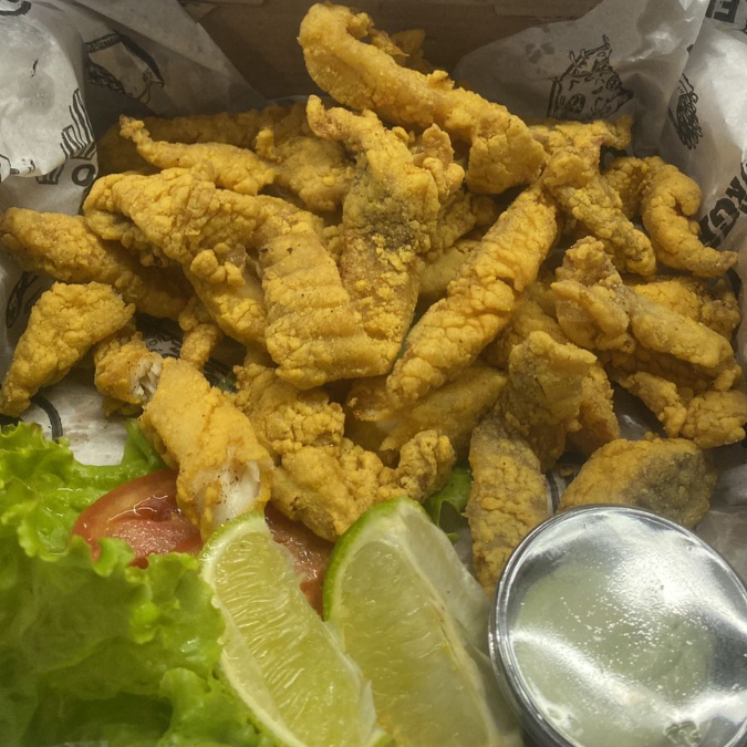 PORÇÃO DE FILÉ DE TILÁPIA (800G) EM TIRAS, FRITA NA HORA, DOURADA E CROCANTE. SERVE DE 3 A 4 PESSOAS