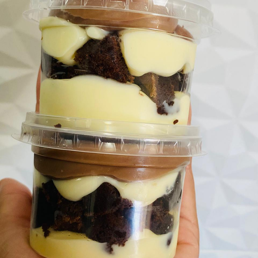 Um delicioso brownie no pote com recheio de Leite Ninho e Chocolate, peso médio 140g