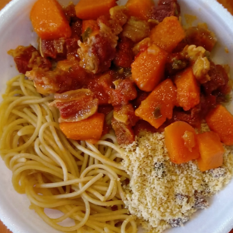Carne seca desfiada e preparada no ponto certo, bem temperada e refogada lentamente, acompanhada de abóbora macia que equilibra o sabor do prato. Uma combinação clássica da culinária brasileira, acompanha guarnições à sua escolha, formando uma refeição completa, saborosa e caseira.