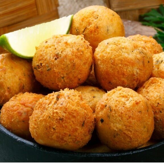 Deliciosos bolinhos de bacalhau com uma massa super leve e muito saborosas. Com 400 gramas aproximadamente 18 a 20 bolinhos.
