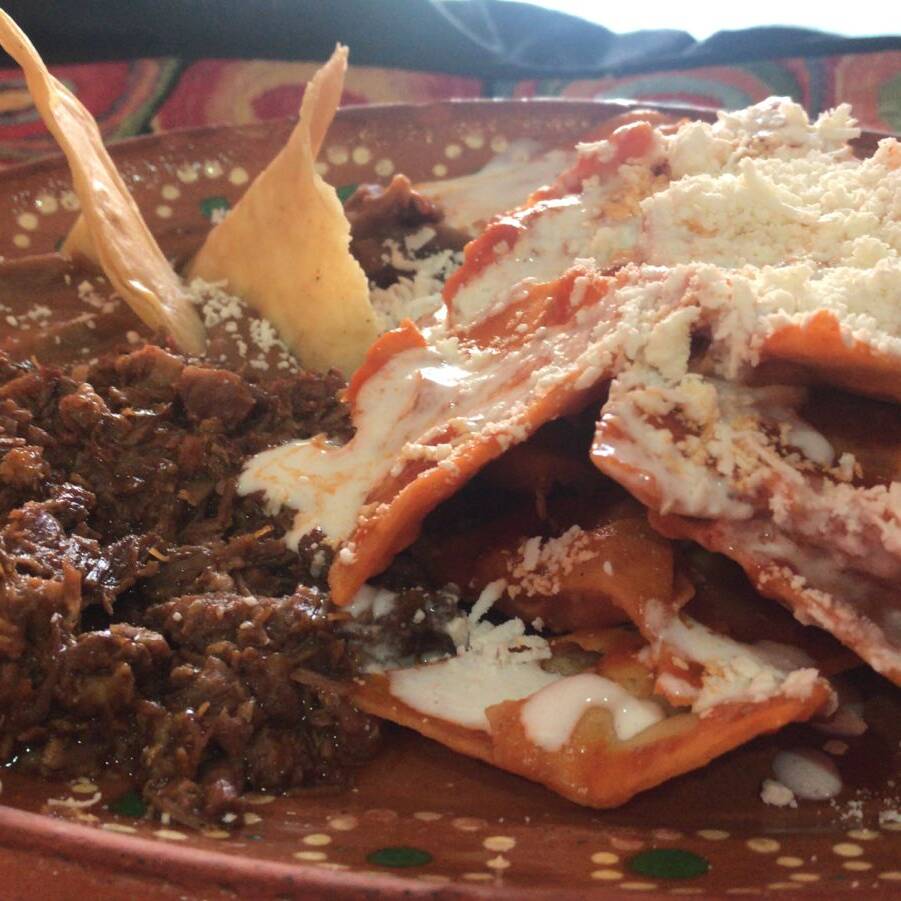 Combo - Chilaquiles rojos con birria y huevo