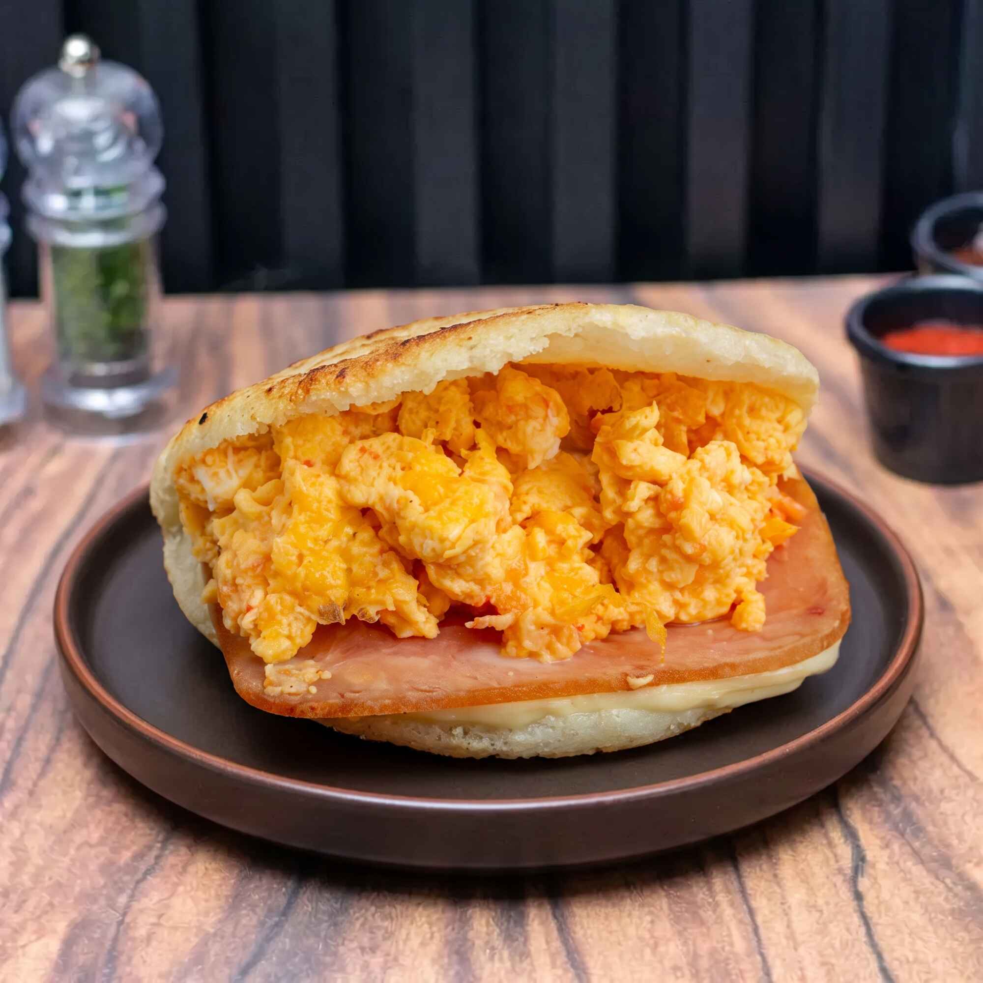 Arepa de Jamón y Queso con Huevo