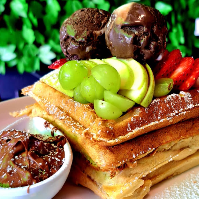 Waflles con Jamon y Fruta + Cafe10oz + Yogurth 4oz