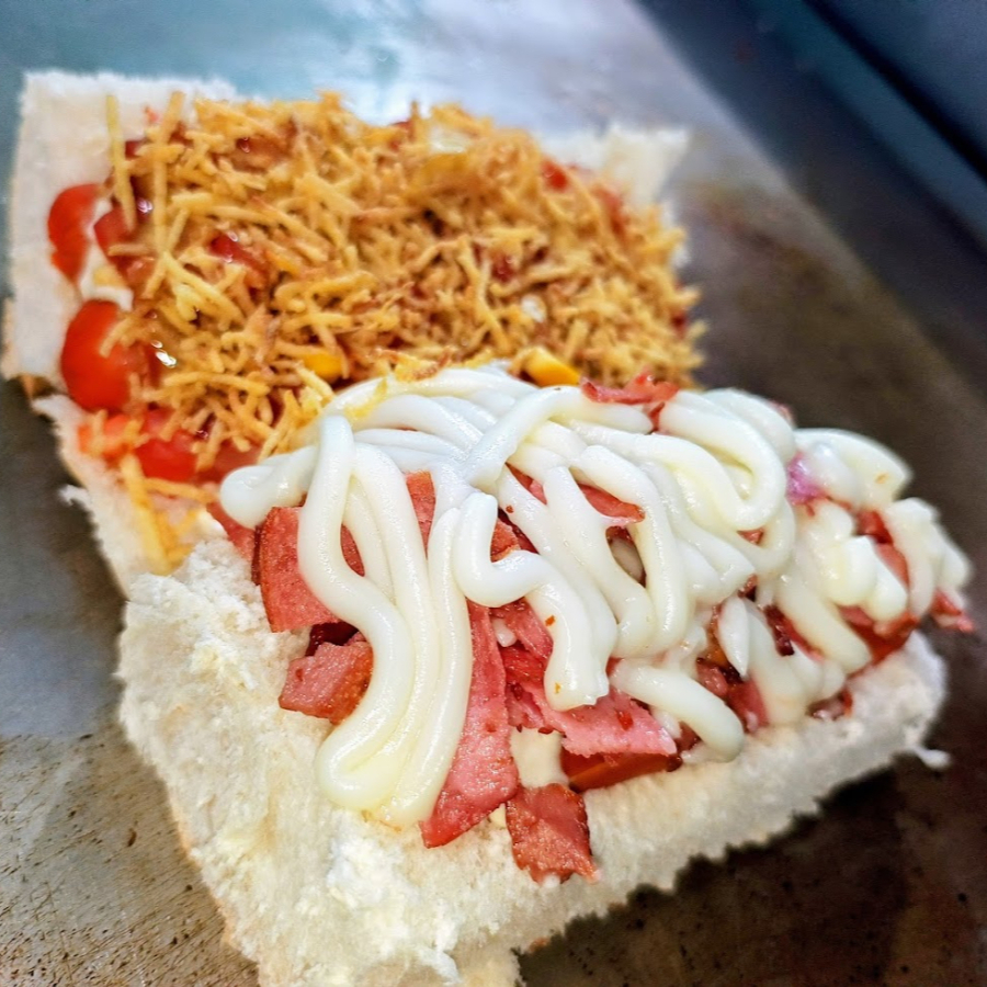 Um Hot-Dog completo para pessoas exigentes; Pão, 2 salsichas Perdigão, maionese artesanal, Bacon bem fritinho, queijo Cream cheese e mussarela, tomate, cebola, milho e batata palha crocante, mostarda e catchup.