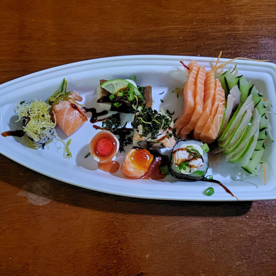 5 SASHIMIS DE SALMÃO, 10 SUSHIS VARIADOS.