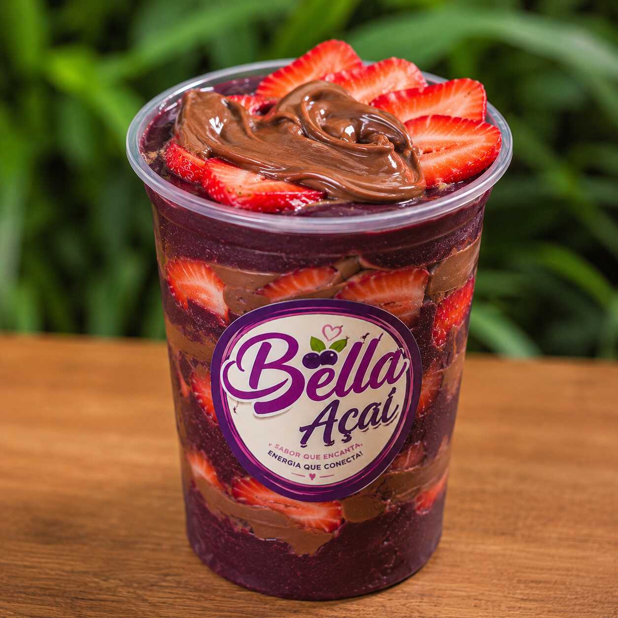 Açaí cremoso com morangos e creme de avelã. Uma combinação irresistível, perfeita para quem ama açaí com aquele toque especial de chocolate e morango!