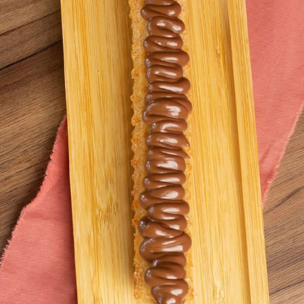 deliciosa massa crocante com recheio de chocolate e cobertura de chocolate