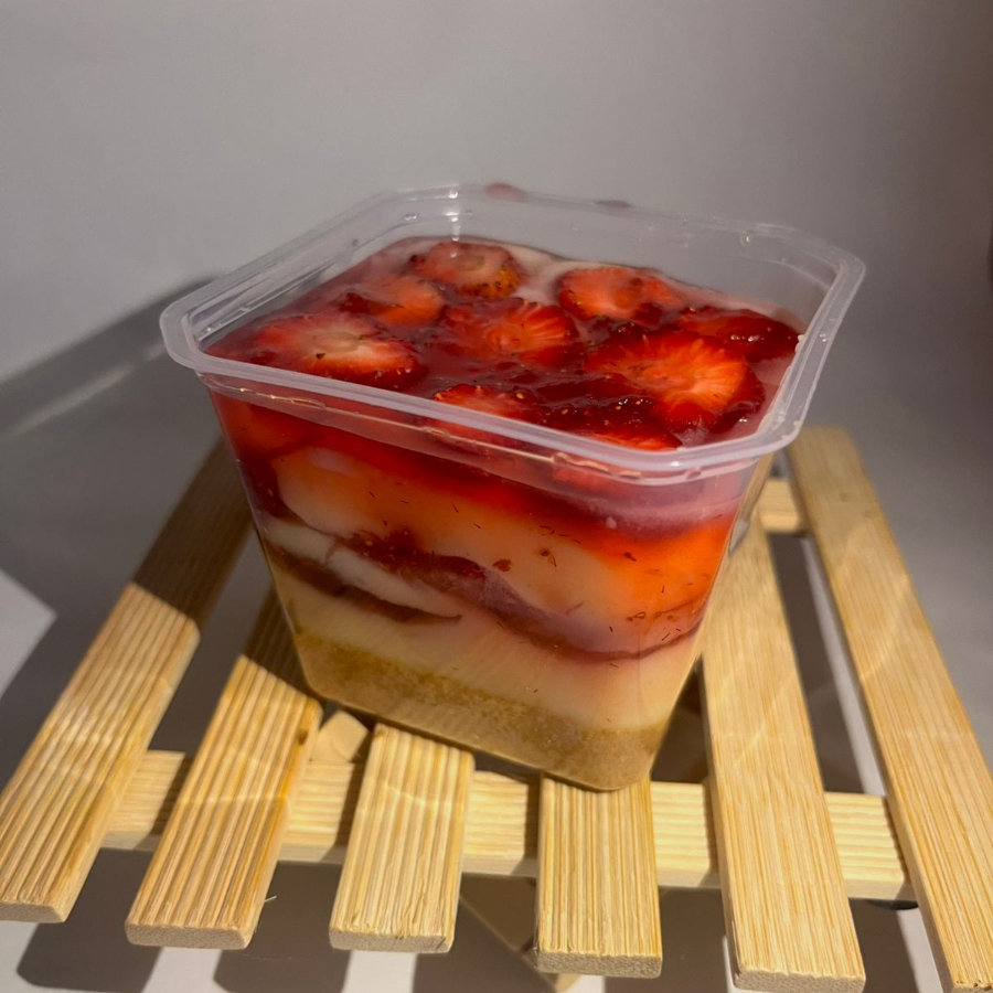 Base de biscoitos, creme de ninho e geleia de morango