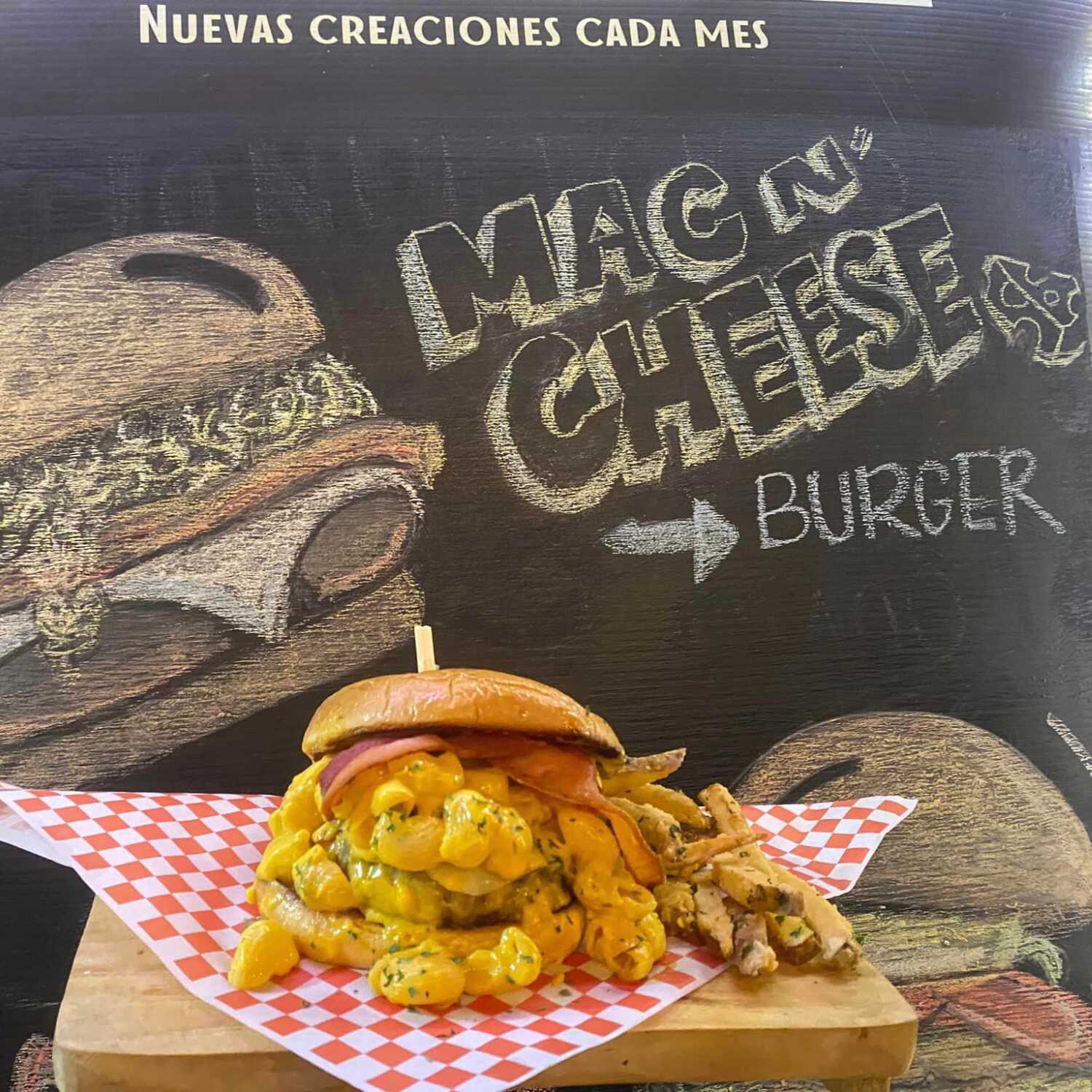 Mac N Cheese Burger con Papas