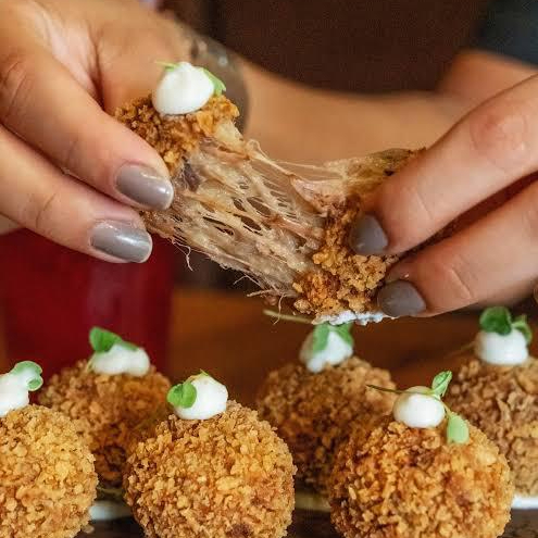 Receita de origem espanhola, cremosa por dentro e crocante por fora