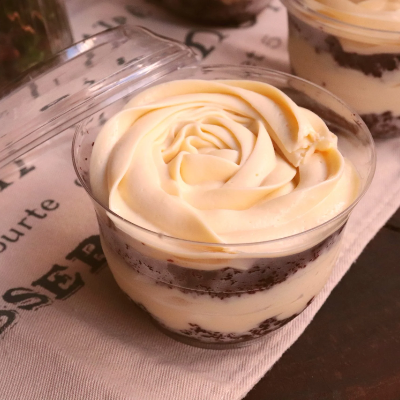 Bolo de pote massa de chocolate e recheio de doce de leite