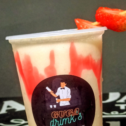 Cachaça, néctar de maracujá, morangos, leite condensado, calda de chocolate e gelo.