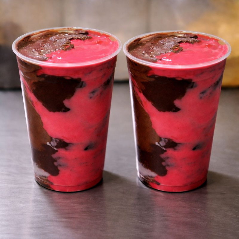 Açaí Cremoso em 2 copos de 500ml com muita Nutella e muito mousse de morango.