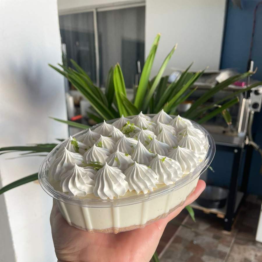 Base com Farofa de biscoito maltado e manteiga, uma camada generoso de mousse de limão super cremosa. Finalizado com Chantininho e raspas de limão. Serve até 3 pessoas. Manter na Geladeira