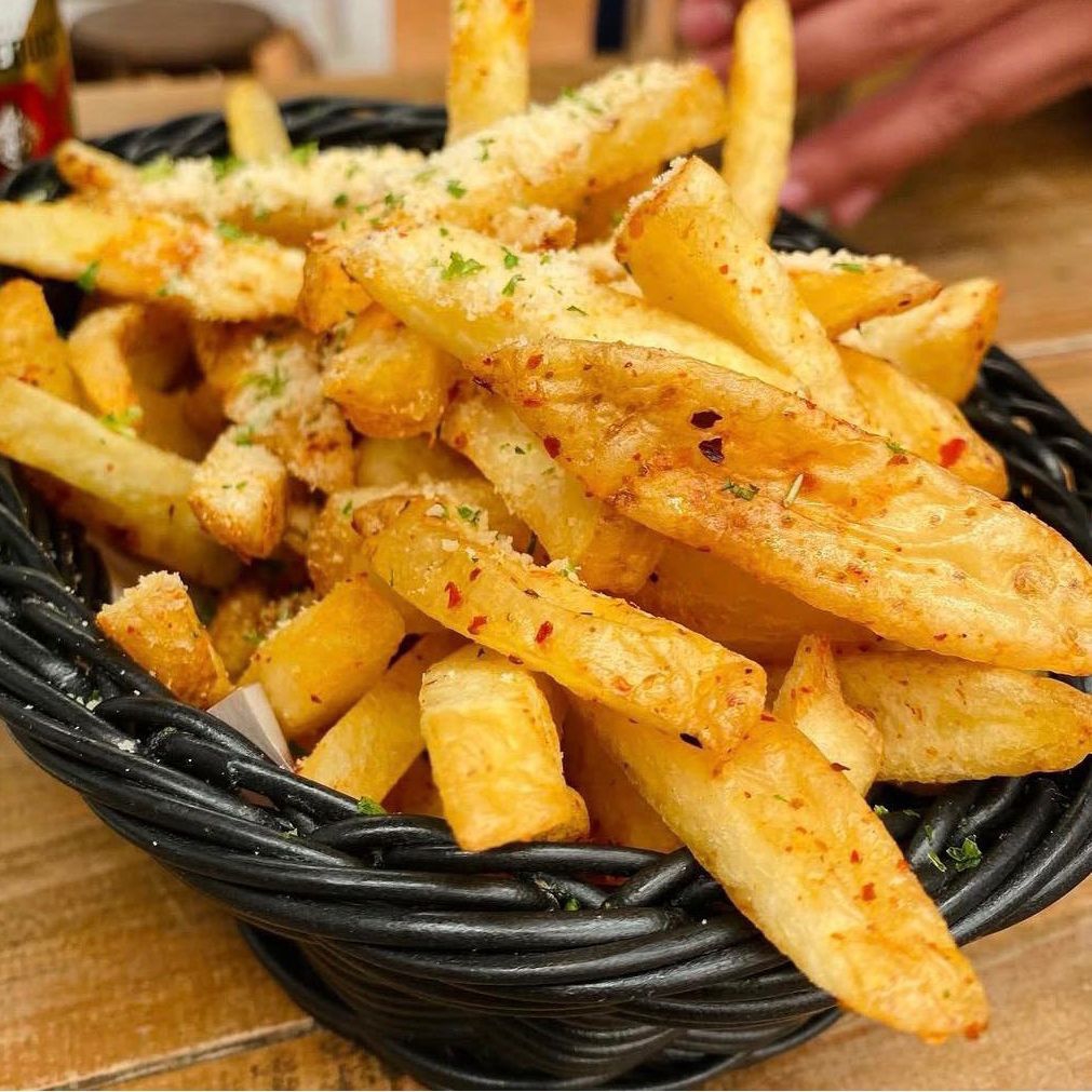 PAPAS CON CHILE DE ÁRBOL AJO QUESO PARMESANO